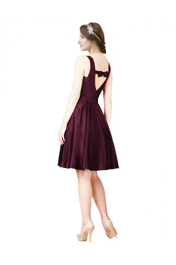 Cetim Costas em V Comprimento Joelho Barco Linha A Vestidos de Madrinha / Vestidos de Festa / Vestidos de Cocktail / Vestidos de Homecoming em Promoção